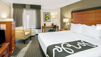 La Quinta Inn & Suites by Wyndham San Antonio Airport - 1 king bed with sofa bed - Free Breakfast & Parking