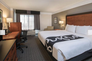 La Quinta Inn & Suites by Wyndham San Antonio Riverwalk - 1 King or 2 Full Size Beds - Free Breakfast and Parking
