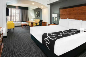 La Quinta Inn & Suites by Wyndham San Antonio Riverwalk - 1 King or 2 Full Size Beds with Sofa Sleeper - Free Breakfast and Free Parking