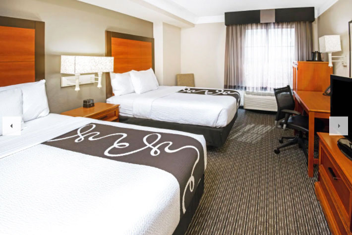 La Quinta Inn & Suites by Wyndham San Antonio Airport - 2 full beds or 1 king bed - Free Breakfast & Parking