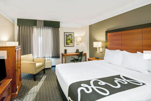 La Quinta Inn & Suites by Wyndham San Antonio Airport - 1 king bed with sofa bed - Free Breakfast & Parking