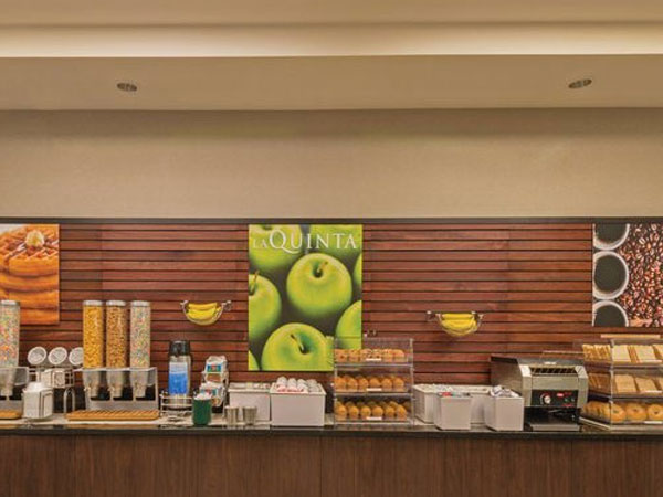 La Quinta Inn & Suites Airport breakfast