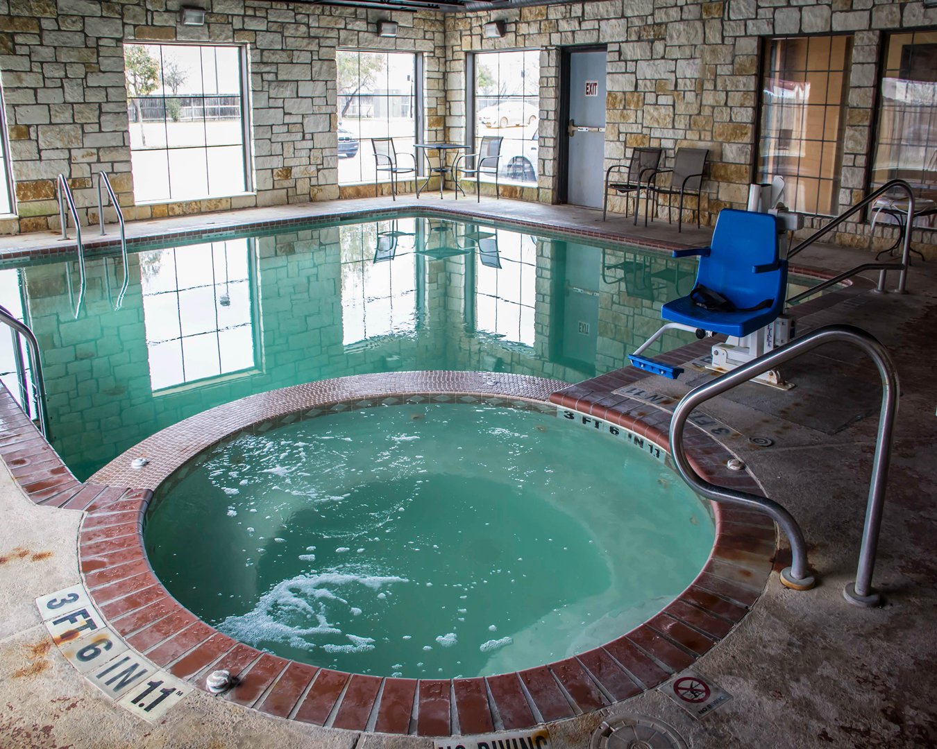 Comfort Suites near Seaworld San Antonio Pool