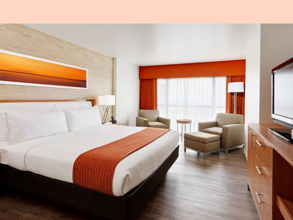 Holiday Inn San Antonio Riverwalk king bed room